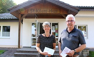 Willebadessens CDU-Bürgermeisterkandidat Norbert Hofnagel mit Ehefrau Gisela vor dem Wahllokal im St.-Kilianshaus in Löwen. - Burkhard Battran