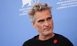 Joaquin Phoenix vor der Pressekonferenz des Films mit einem «Artists4Ceasefire»-Anstecker. - Scott A Garfitt/Invision/AP/dpa