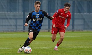 SCP-Akteur Nick Bätzner (l.) wusste im Testspiel gegen Enschede auf zwei ungewohnten Positionen durchaus zu gefallen. - SC Paderborn 07