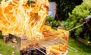 Beim Grillen kommt es immer wieder zu gefählichen Situationen. | Symbolbild - Monique Wüstenhagen/dpa-tmn