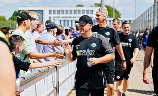 SCP-Chefcoach Lukas Kwasniok, der hier mit den Fans abklatscht, kam als Erster aus der Kabine und führte sein Team auf den Trainingsplatz. - Besim Mazhiqi