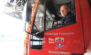 Warburgs Feuerwehrleiter, Stadtbrandinspektor Jürgen Rabbe, am Steuer der Drehleiter. - Simone Flörke