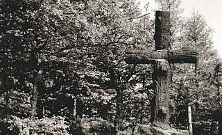 Halleluja-Kreuz als Namensgeber: Dieses (vermutlich 1897 oder 1898 gebaute Kreuz) hat dem Halleluja-Steinbruch zu seinem Namen verholfen. Das Foto dürfte aus den 60ern sein. - HAUPTARCHIV BETHEL