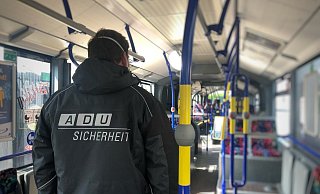 Kontrollpersonal in einem Bus des Padersprinters. - Padersprinter