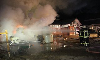 Auf einem Pferdehof in Stift Quernheim ist am Mittwochabend ein Feuer ausgebrochen. Die Feuerwehr ist schnell vor Ort und kann ein Überschlagen der Flammen auf die Gebäude verhindern. Früh stellt sich heraus, dass das Feuer von einem Unbekannten gelegt worden ist. - Florian Weyand