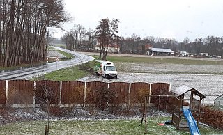 Dieses Auslieferungsfahrzeug hat es bei feuchtem Wetter aus der Kurve getragen. Es landete im tiefergelegenen Acker. - Karin Prignitz