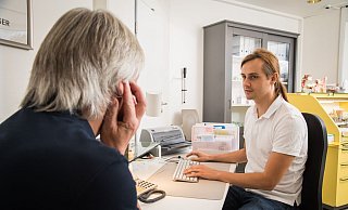 Ärzte können bei einem Tinnitus eine Digitale Gesundheitsanwendung (DiGA) verordnen. Diese wird dann von der Krankenkasse bezahlt. - Christin Klose/dpa-tmn