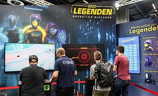 Gamescom-Besucher testen das BND-Computerspiel aus. - Oliver Berg/dpa