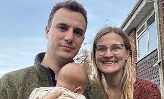 Luka und Daniel Hawkins mit ihrem Baby Ruben, dessen Geburt in Herford zur bürokratischen Herausforderung wurde. - Privat