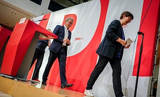 Nach dem Wahldebakel: SPD-Spitzenleute verlassen ihre Pressekonferenz - Kay Nietfeld/dpa