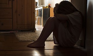 Veränderungen von Kindern und Jugendlichen können verschiedene Ursachen haben - sexueller Missbrauch ist eine. Erwachsene sollten sie immer ernst nehmen und versuchen, ins Gespräch zu kommen. - Silvia Marks/dpa-tmn