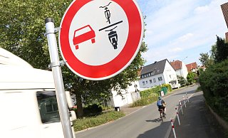 An der Penzlinger Straße dürfen Fahrrad- und Motorradfahrer nicht überholt werden. - Holger Kosbab