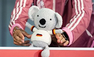Glücksbringer der DFB-Frauen: Häkel-Koala Waru. - Sebastian Christoph Gollnow/dpa