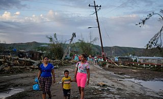 Auf Jamaika zerstörte der Sturm Häuser und riss zahlreiche Bäume und Strommasten um. - Ramon Espinosa/AP/dpa