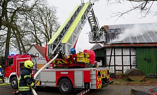 Über die Drehleiter und vom Boden aus löschten die Feuerwehrleute das brennende Heu. - Ralph Meyer