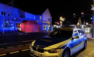 Bis in die Abendstunden dauerte der Einsatz am Tatort an der Mindener Straße im Zentrum von Pr. Oldendorf. Das Opfer befindet sich in dem Sichtschutzzelt, das die Feuerwehr aufgebaut hat. - Heike von Schulz