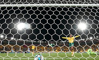 Südafrikas Thembi Kgatlana jubelt nach einem Eigentor von Italiens Benedetta Orsi. - Alessandra Tarantino/AP