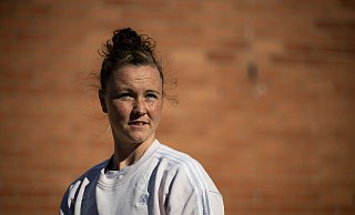 Abwehrchefin Marina Hegering auf dem Platz. - Sebastian Christoph Gollnow/dpa