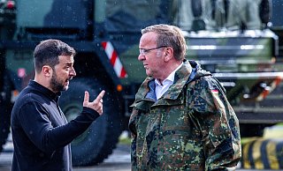 Wolodymyr Selenskyj (l.) und Boris Pistorius nach einem Besuch der Ausbildung von ukrainischen Soldaten am Flugabwehrraketensystem vom Typ «Patriot» auf einem Truppenübungsplatz in Mecklenburg-Vorpommern. - Jens Büttner/dpa