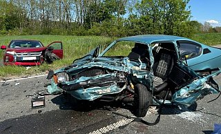 Auf der B7 hat sich am Maiefeiertag zwischen der Diemelbrücke bei Warburg un dem Abzweig nach Calenberg ien tödlicher Unfall ereignet. In dem Opel Kadett starb der 57-jährige Fahrer. - FFW Warburg
