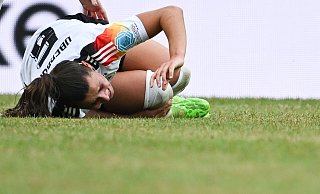 Das Olympia-Aus: Lena Oberdorf verletzt sich im Länderspiel am 16. Juli gegen Österreich schwer am Kreuzband. - Sebastian Christoph Gollnow/dpa