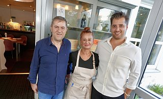 Lambros (v.l.), Ekaterini und Thomas Manolis haben die griechische Küche in ihrem Restaurant „Marathon“ zu einem Erlebnis gemacht. - Peter Unger