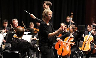 Orchester mit Dirigent Johannes Braun sowie Marion Thauern, die das Konzept für das Kinderkonzert entwickelt hat. - Torsten Wegener