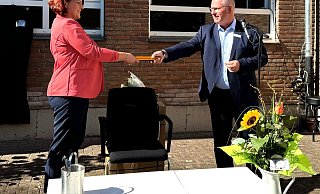Übergabe eines „Sportgerätes“. Nina Siemerink übernimmt die Leitungsverantwortung aus der Hand von Detlef Müller. - Kita/Schlichter