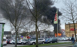 Die schwarze Rauchsäule über dem Real-Markt war weit über den Dächern der Stadt zu sehen. - Jan Ahlers
