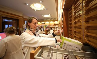 Wie in vielen Apotheken sind bei Maren Gottesmann in der Apotheke am Alten Markt Desinfektionsmittel nahezu ausverkauft. - Sarah Jonek