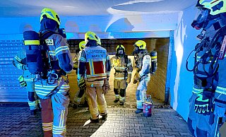 Feuerwehrleute kontrollieren die Zugänge aus der Tiefgarage Güldenpfennigweg. - Ralph Meyer