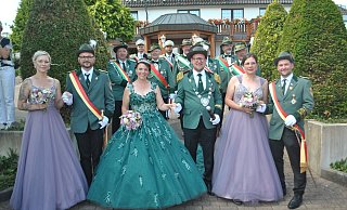 Erina und Eugen Reimchen (v. l.), das Königspaar Sarah Michel-Flottmeier und Dirk Flottmeier sowie Gudrun und Maik Fleischmann. - Lennart Schlütz