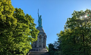Das Hermannsdenkmal ist nach der kurzzeitigen Sperrung wieder zugänglich. Das Arminia-Trikot trägt die Statue allerdings nicht wieder. - LVL