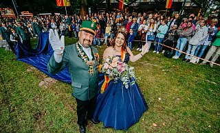 Auffahrt der Paderborner Königin mit den Damen des Hofstaats und Parade zu Ehren des Königspaares beim Schützenfest des PBSV 2022 am Sonntag in Paderborn - Besim Mazhiqi