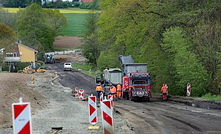 Die Bauarbeiter fräsen die alte Fahrbahn von der Mindener Straße an der Ortsgrenze Herford / Löhne. - Frank-Michael Kiel-Steinkamp