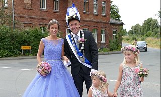 Vom Schütze zum König: Michael Schütze und seine Königin Vanessa Schütze mit ihren Kindern Nele (rechts) und Jule. - Karin König