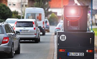 Das Bielefelder Ordnungsamt stellt seine mobilen Blitzer im gesamten Stadtgebiet auf. - Sarah Jonek Das Bielefelder Ordnungsamt stellt seine mobilen Blitzer im gesamten Stadtgebiet auf. - Sarah Jonek