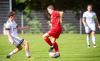 Der VfL Theesen, hier mit Timon Siebert am Ball, empfängt am Sonntag Ahaus. - Mueller