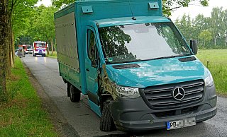 Durch einen medizinischen Notfall verlor der Fahrer des Kleintransporters die Kontrolle über sein Fahrzeug, das einen Straßenbaum streifte. - Ralph Meyer