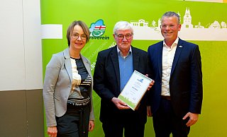 Geschäftsführerin Angelika Schäfer (l.) und Vorsitzender Wolfgang Thorwesten (r.) zeichnen Josef Döpker für 25-jährige Mitgliedschaft im Verkehrsverein Hövelhof aus. - Ralph Meyer