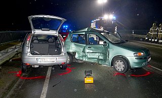 Auf der Bahnbrücke kollidierten zwei Autos im Begegnungsverkehr. - Ralph Meyer