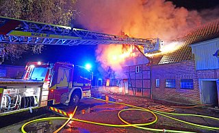 Auf der Dachboden der ehemaligen Stallung stehen die Strohvorräte in Flammen. Giebelschalung und Dach sind bereits durchgebrannt. - Ralph Meyer