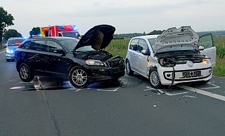 Der schwarze Volvo XC60 und der Volkswagen Up wurden bei dem Unfall auf der L776 schwer beschädigt. Zwei Menschen wurden verletzt. - Ralph Meyer