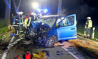 Bei einem Verkehrsunfall auf der Fürstenberger Straße (L636) sind am frühen Samstagmorgen zwei Personen lebensgefährlich verletzt worden. - Ralph Meyer