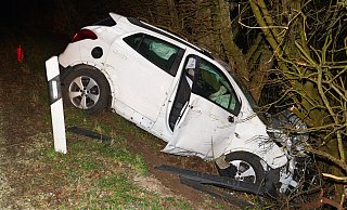 Schwere Verletzungen erlitt der 26 Jahre alte Fahrer eines Opel Mokka, als sein Fahrzeug am Dienstagmorgen bei Brenken nach rechts von der Fahrbahn der K16 abkam und gegen einen Baum prallte. - Ralph Meyer