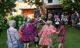 Die Tanzgruppe Kadisha tanzt mit Blumenkränzen im Harr um den Maibaum, dazu spielen Ute und Alban Faust traditionelle schwedische Melodien. Auch das Publikum wurde zum Tanz aufgefordert. - Sonja Vollmer