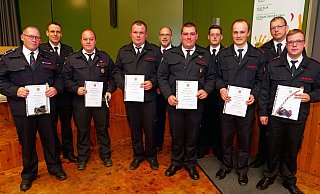 Frisch befördert wurden (vorn, v. l.) Stefan Gehrke, Arwed Suermann, Philipp Becker, Marcel Feckler, Robin Eikel und Gerrit Klute. Die Beförderungen nahmen vor (hinten, v. l.) Stephan Reckhaus, Christian Carl, Andreas Luig und Carsten Volmert.?Foto: Ralph Meyer - Ralph Meyer