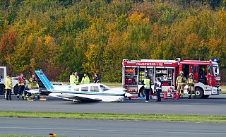 Ohne Fahrwerk kommt das einmotorige Reiseflugzeug des amerikanischen Herstellers Piper zum Stehen. - Ralph Meyer