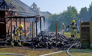 Mit mehreren Angriffstrupps und unterstützt durch eine Drehleiter löscht die Feuerwehr die Flammen. - Ralph Meyer