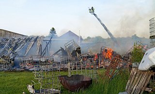 Rund 55 Feuerwehrleute waren bei dem Brand eines landwirtschaftlichen Anwesens am Dörenerholzweg in Benhausen im Einsatz. - Ralph Meyer